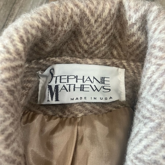 Chic Beige Double-Breasted Trench Coat - Picture 2 of 9